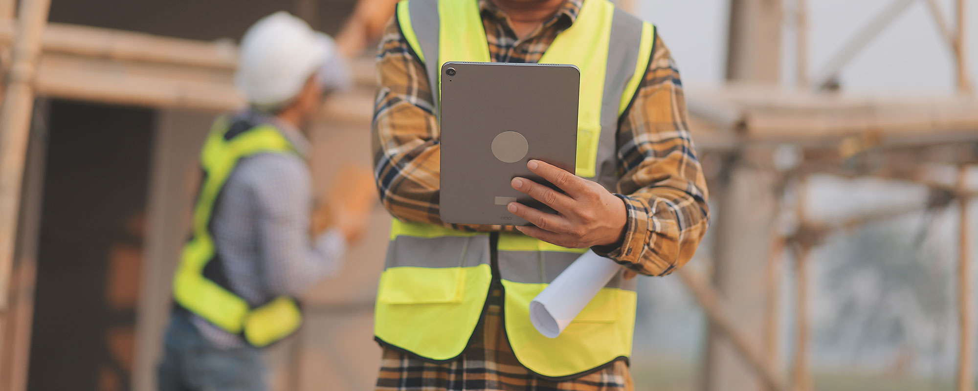 Técnico en obra que utiliza una tableta para actividades de integridad de activos, verificación técnica y protección de los activos inmobiliarios.Fornisci il tuo feedback su BizChat