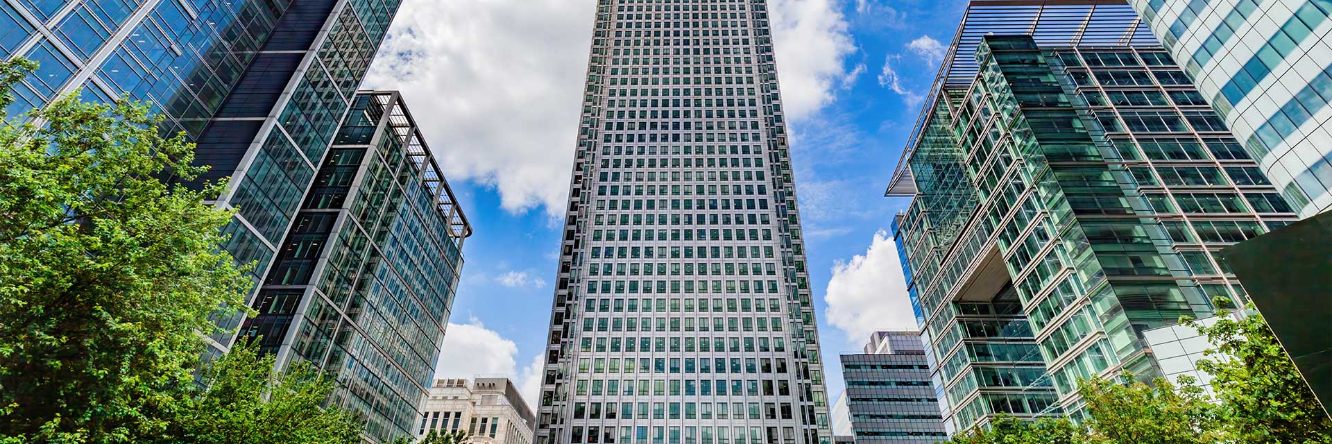 Edificios de oficinas y propiedades comerciales en un moderno distrito financiero urbano.