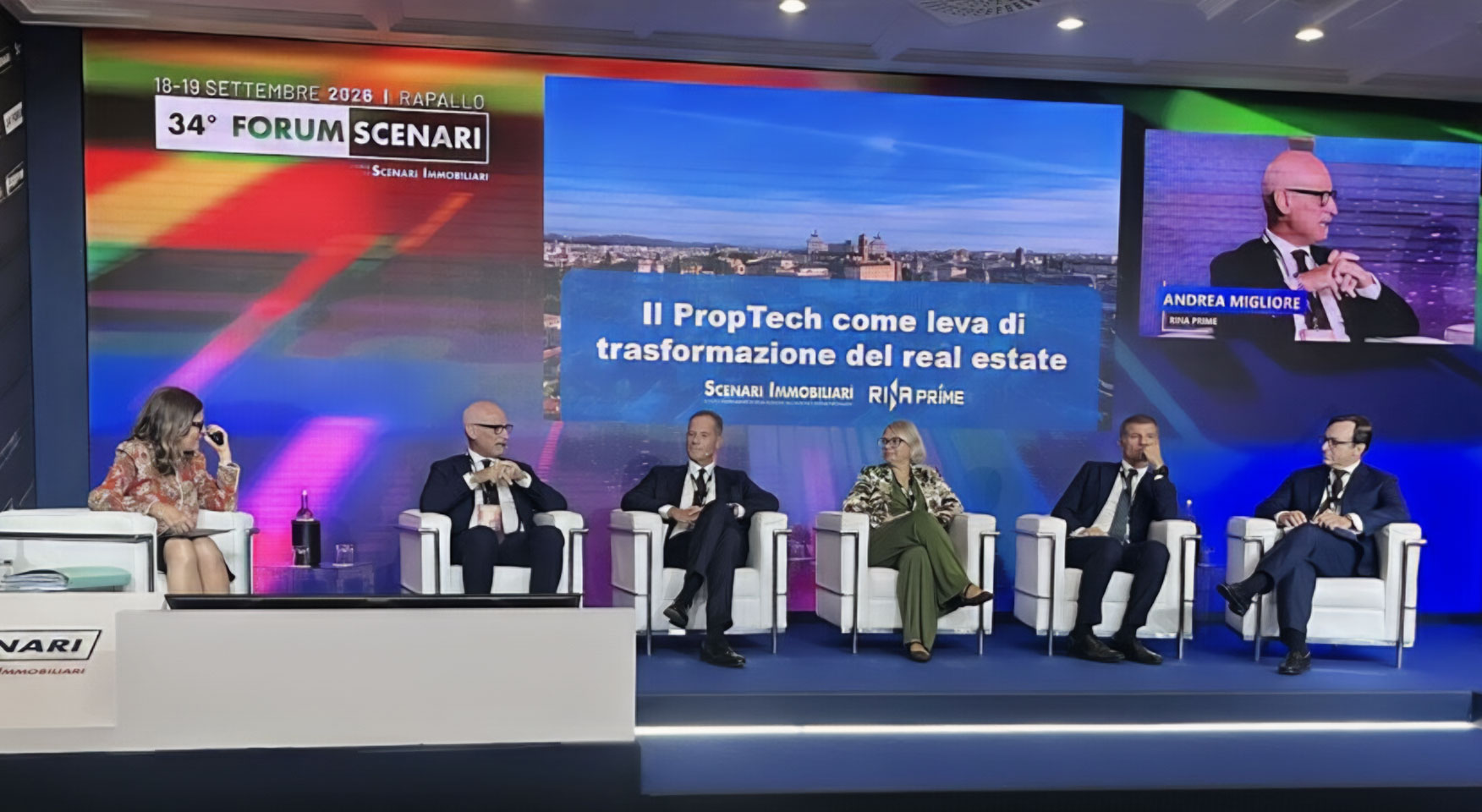 Tavola rotonda su innovazione e PropTech con professionisti del settore immobiliare durante una conferenza.