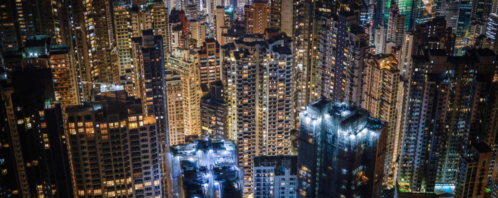 Vista aerea notturna di un patrimonio immobiliare urbano con edifici residenziali e direzionali per servizi di property management