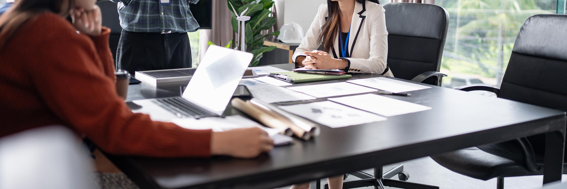 Professionisti in riunione per attività di advisory immobiliare, analisi strategica e supporto alle decisioni di investimento
