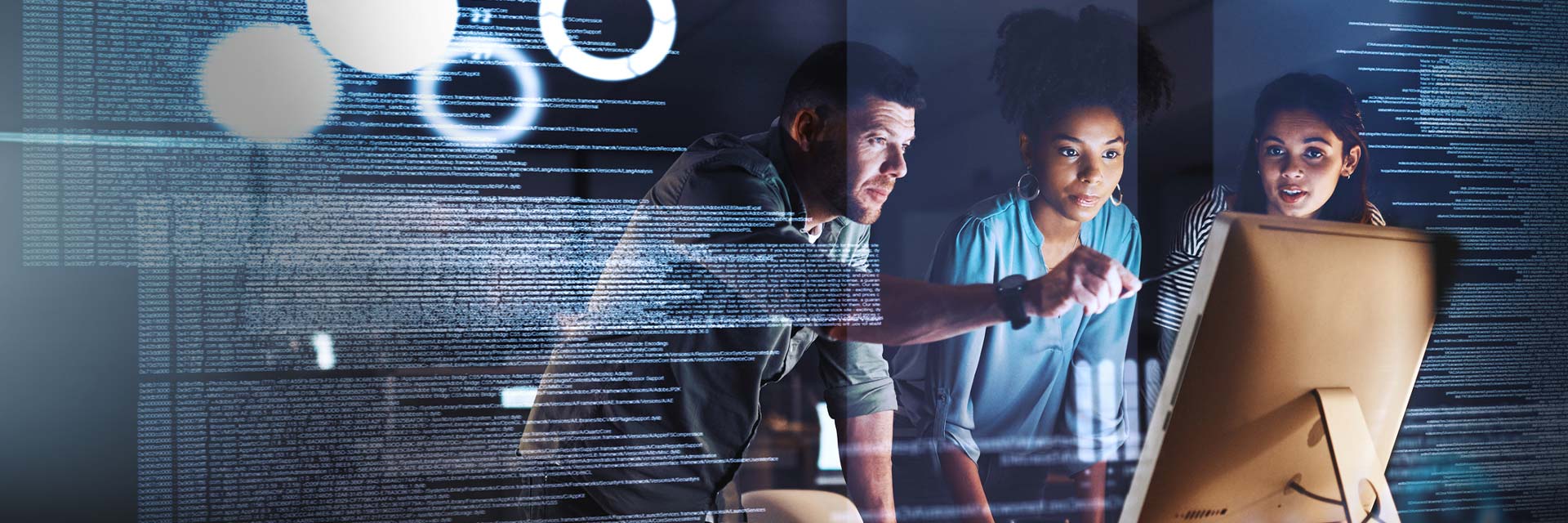 Team di consulenza immobiliare che analizza dati e informazioni digitali per supportare decisioni strategiche nel settore real estate.