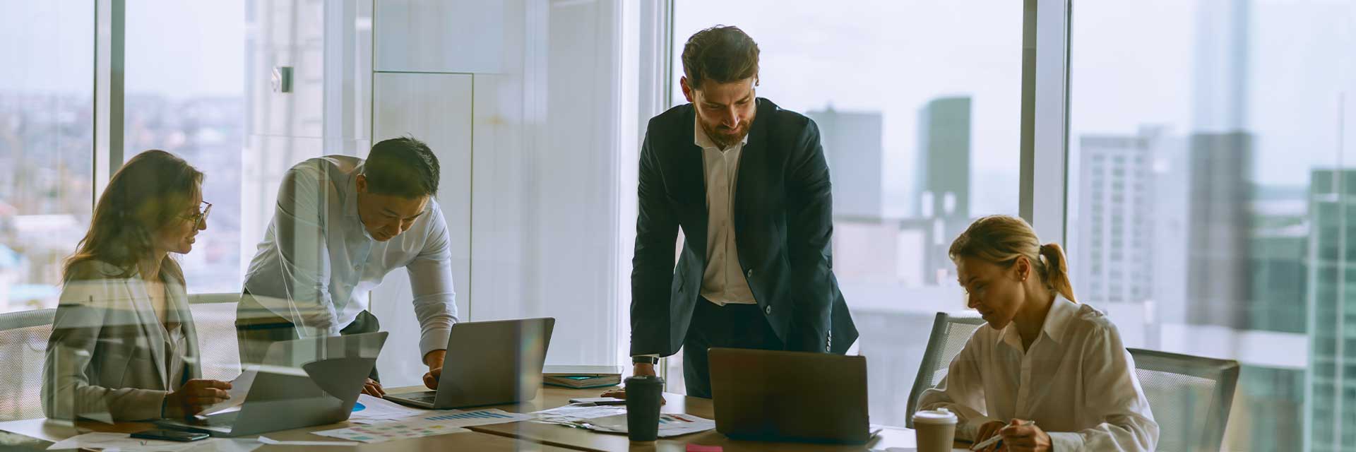 Professionisti del settore immobiliare durante un incontro di analisi e valutazione di asset e investimenti.