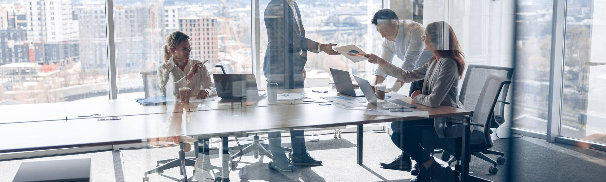 Team di consulenti immobiliari in riunione per attività di valuation, analisi di portafogli e supporto a investimenti, credito e NPE