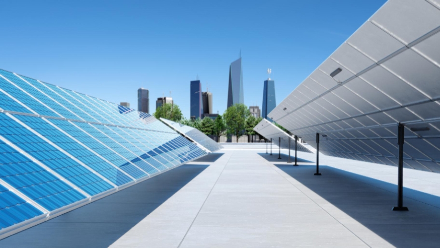 Impianto fotovoltaico con skyline urbano sullo sfondo