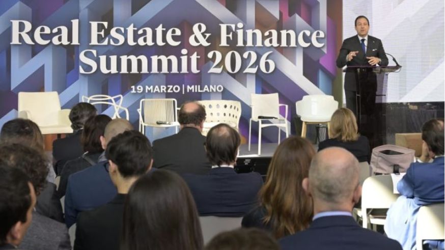 Roberto Giovenco interviene al Real Estate & Finance Summit 2026 davanti a una platea di professionisti del settore immobiliare e finanziario.